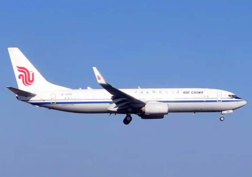 跨境空运成本管控：燃油附加费、战争险与汇率波动应对策略